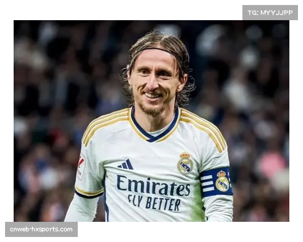 37岁莫德里奇替补席凝神，皇马中场更新换代进行时